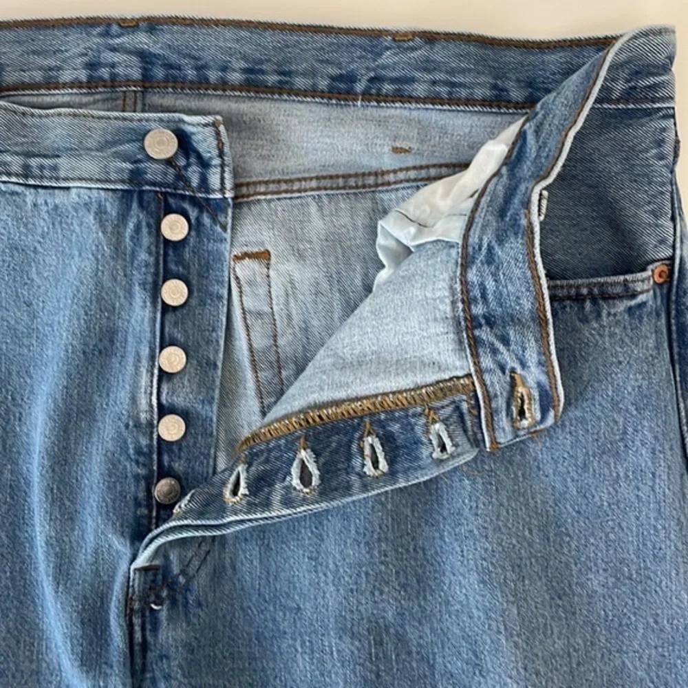 Levi’s 501 men’s 42x32 button fly blue jeans. Straight‎ fit. Excellent condition